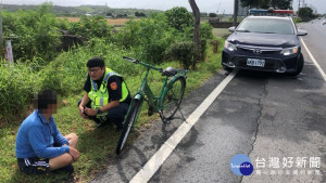 民眾騎鐵馬不支倒路旁　暖警自掏腰包助返家