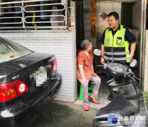 滂沱大雨婦人驚慌呆坐路中 警發現助返家。林重鎣攝