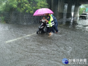 警員協助推機車。林重鎣攝