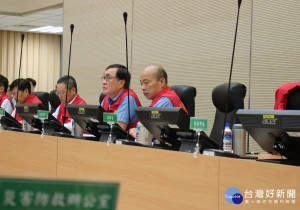 韓國瑜市長關心各區雨勢，親自主持豪雨災防會議。