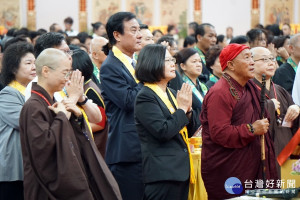 總統蔡英文參加靈鷲山水陸法會，與靈鷲山開山住持心道法師一起燃燈供花，為全民誦讀祈福祝禱文。