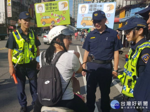 新店分局長劉炯炫13日率同員警分別前往建國市場、交通公園等人潮聚集處向民眾發放傳單宣導。（圖／記者黃村杉攝）