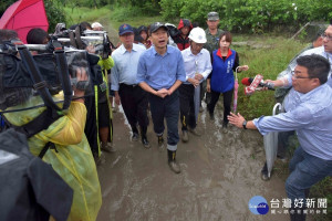 高雄市長韓國瑜視察二仁溪沿岸的田寮崇德橋、阿蓮中路橋及石安橋。