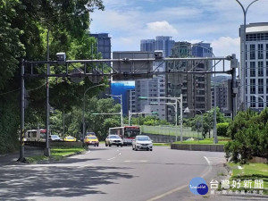 權衡自強隧道行車效率與安全後，台北市府交工處與交警大隊聯合宣布，將自今（2019）年10月1日（週二）起，調整隧道內速限為50km/h，同時針對逾60 km/h之超速違規駕駛實施取締。（圖／台北市警局）