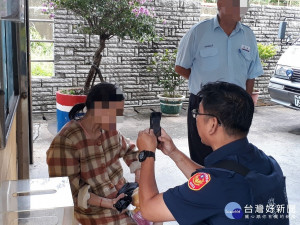 員警用警用電腦m police臉部辨識功能，終於搜尋到是家住內壢的張姓婦人資料，通知家屬到派出所。

