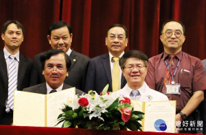 越南同塔省高檔醫護大學與衛生福利部臺北醫院14日簽訂「醫療培訓合作備忘錄」，將透過越南醫療人員來臺培訓，讓醫療技術再升級