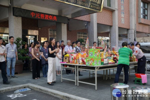 大溪區公所中元節前夕祭拜各路好兄弟。
