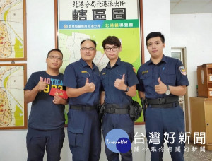 北港所員警佈線跟監，順利逮捕慣竊通緝犯，分局長王立德即時頒發禮券表揚有功人員。