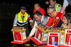 桃園市長鄭文燦參加慶讚中元水燈排車繞境活動，依據古禮民俗將水燈放入水中為亡靈引路。