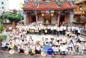 立委蘇治芬及立委參選人許忠富等人於北港義民廟前舉行「抗中保台撐香港」祈禱會，為「斗笠苦行300里」畫下完美句點。