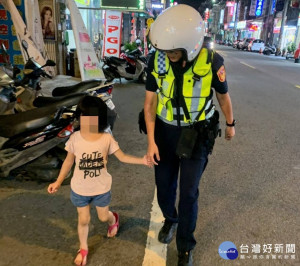 員警發現後牽著女童沿途詢問店家
