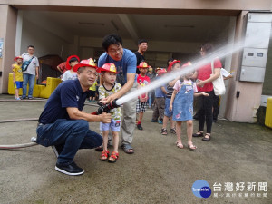 小小消防員學噴水。林重鎣攝
 