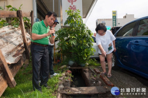 

大甲區孟春里中山路二段遇雨成災，市議員吳敏濟多方協調地主同意興建排水溝施設。十七日養工處副處長廖文偉主持工程說明會，指全長190公尺，工程經費105萬元，工期90工作天，即可改善積水問題。（記者陳榮昌攝）