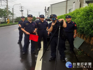 霧峰警方用雷射槍新方法取締超速。林重鎣攝