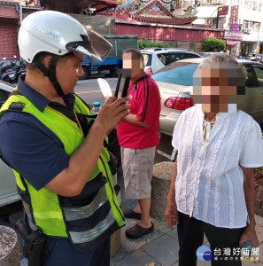 員警研判老婆婆可能有失智狀況，利用M-Police人臉辨識比對系統，立即聯絡到家屬。