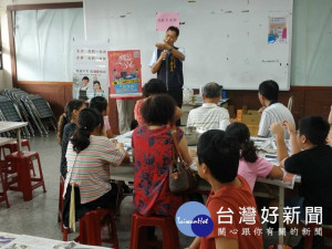 

大甲區公所舉辦2019大甲道卡斯藝文清潔劑DIY活動，五十餘位民眾報名參加，現場活動熱絡，親子畫面溫馨，主要學點製作清潔劑手藝，可保身體健康，還可愛地球。（記者陳榮昌攝）