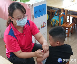 南投衛生局籲請家長注意小一學前三劑預防針要注射。（衛生局提供）