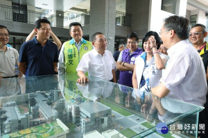 新北市長侯友宜20日前往板橋浮洲地區視察基礎建設