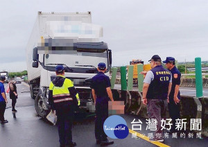 快速道路發生死亡車禍，貨櫃車駕駛因不明原因自撞水泥護欄及分隔島，被拋出車外當場死亡，肇事原因仍待警方調查。