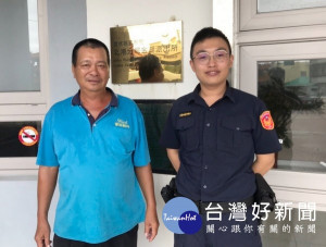 金湖所警員楊宗翰巡勤發現3名流落異鄉找工作的民眾，除提供熟食熱茶解飢祛寒，還自掏腰包協助其搭車返家。