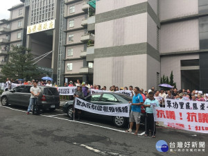 南投市軍功東山內轆地區居民到縣府陳情反對設殯儀館。（記者扶小萍攝）