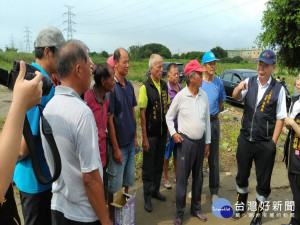 農業局會勘大肚和龍井雨災。林重鎣攝