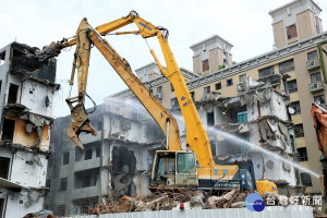 西雲路海砂屋仍有2%住戶不同意，遲遲無法推動，今天火速執行拆除