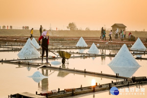 井仔腳鹽田欣賞難得的鹽工收鹽及黃昏日落美景。