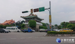 因景福門圓環行車動線問題，今（2019）年1～7月景福門圓環周邊就發生103件交通事故，經北市府關單位會勘後，決議將對景福門圓環周邊增設告示，並勤修剪路樹，以改善該區交通環境。（圖／台灣好新聞編輯部）