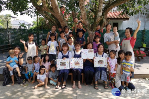 與幼兒園師生合影。