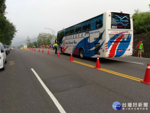 向山遊客中心至頭社路段四線道外側車道。（沿途設有接駁站並規劃3輛大型巴士接駁泳客報到）-示意圖。