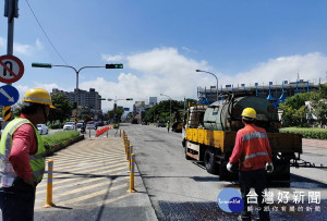 台9線五結鄉中正路段進行刨鋪工程。（圖／宜蘭縣政府提供）