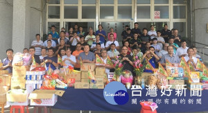 北港分局長王立德率內外勤主管及志工中隊長黃鴻祺、警友會顧問團長謝政峰等，懷抱感恩之心祭拜「好兄弟」，祈求治安交通平安、工作順利。