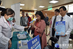 彰化基督教醫院辦理「健康呼吸不肺力-肺功能篩檢活動」。（右一：彰基醫療長林慶雄醫師、右二：彰化基督教醫院醫院胸腔內科主任林聖皓醫師）
 
