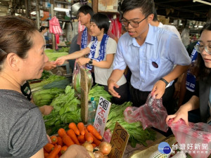 文化破譯青年進行「少年ㄟ來逛菜市場」任務，近距離觀察攤商，學習如何叫賣、與客人搏感情，與老闆交流，認識市場文化