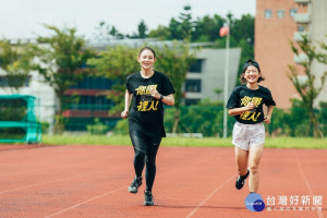 網紅林彥君151以及馬拉松好手歐陽靖「靖哥」，兩人一起跑步為全國運動會暖身。