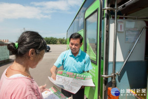 

658線國道公車九月一日起延駛至大安濱海樂園，爭取延駛的市議員吳敏濟，自動掏腰包印製數萬份時刻表分贈市民。（記者陳榮昌攝）