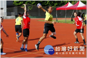 
大甲高工手球隊女子組參加108年「大甲媽祖盃全國手球錦標賽」，以最精湛的球技贏得U18女子組冠軍之榮耀，殊榮獲得地方肯定及祝賀。（記者陳榮昌攝）
