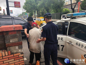 老翁蹲坐路旁，龍潭暖警協查身分助返家。