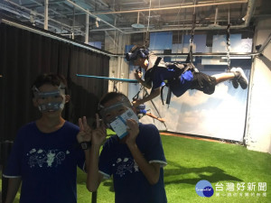 南桃園有線電視透過新科技與人性化的應用內容，帶領偏鄉學童用VR看世界，用VR旅行趣。