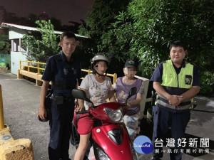 雨中送暖　警助迷失老人團聚