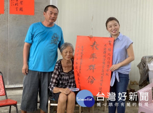 口湖楊凡巧同學統測成績629分，成功奪得雲嘉地區外語群英語類榜首，青埔教育基金會董事長張嘉郡特張貼紅榜恭賀。