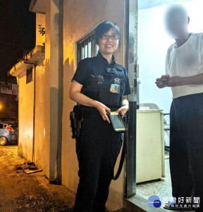 警方用M-Police辨識系統，查到老翁姓廖住家地址，立刻攙扶老翁坐上巡邏車載送老翁返家。