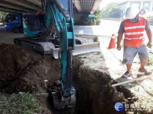 市議員吳敏濟二十八日召集相關官員會勘大甲黎明路日南陸橋橋墩下多處塌陷處，養工處下午即派工程人員及挖土機前往灌漿，確保橋樑安全。（記者陳榮昌攝）