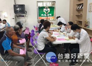 北港媽祖醫院院長吳錫金帶領中西醫護團隊，前往元長鄉崙仔村社區據點為鄉親義診，關心偏鄉民眾健康。