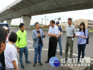 

立法院副院長蔡其昌尋求西濱公路大安段慢車道自行車施設專用道可行性，29日邀同交通部公路總局交通管理組、台中市議員施志昌等官員及民代會勘，期望大安串聯大甲及清水，橫跨大甲溪及大安溪自行車專用道能在年底前完工，提升台中觀光事業。（記者陳榮昌攝）