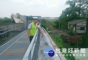 北港天空步道圍欄外邊坡因除草不易，公所以水泥覆蓋處理，引發民眾質疑破壞自然景觀、寸草不生。