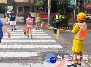 北港警方為確保轄區學童與校園安全，特編排警力全方位保護學童上放學安全，並加強校園周遭巡邏守望。