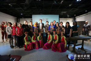 國立臺南生活美學館 吳敏鳳代理館長、國立彰化生活美學館 李明俊秘書 與貴賓、演出團隊大合照。