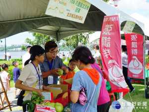 新北市政府農業局與八里區農會週末在八里左岸永續環境教育中心前廣場舉辦「團圓好日子 幸福柚新北」文旦柚展售會